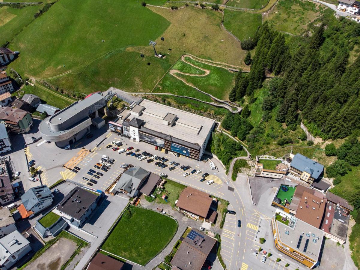 Giggi Tenne Studios Solden Luaran gambar